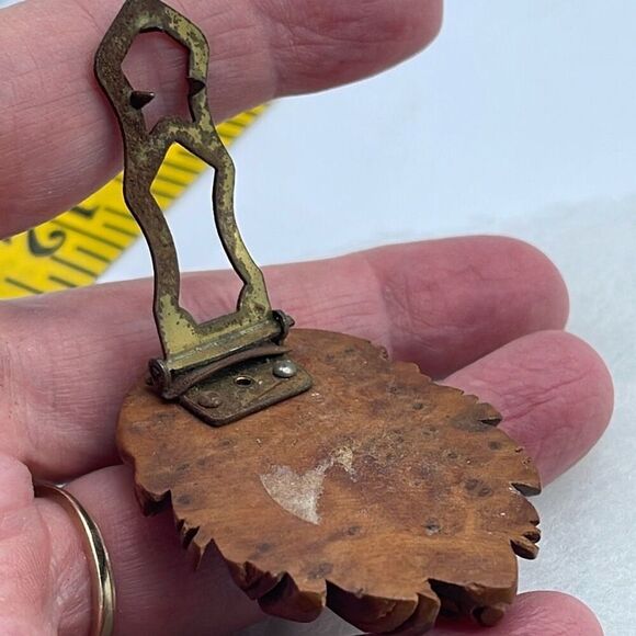 Antique-Vintage hand carved wood fur dress clip. Botanical design - Picture 4 of 7